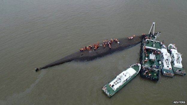 Rescuers try to save hundreds trapped in China ship - ảnh 1